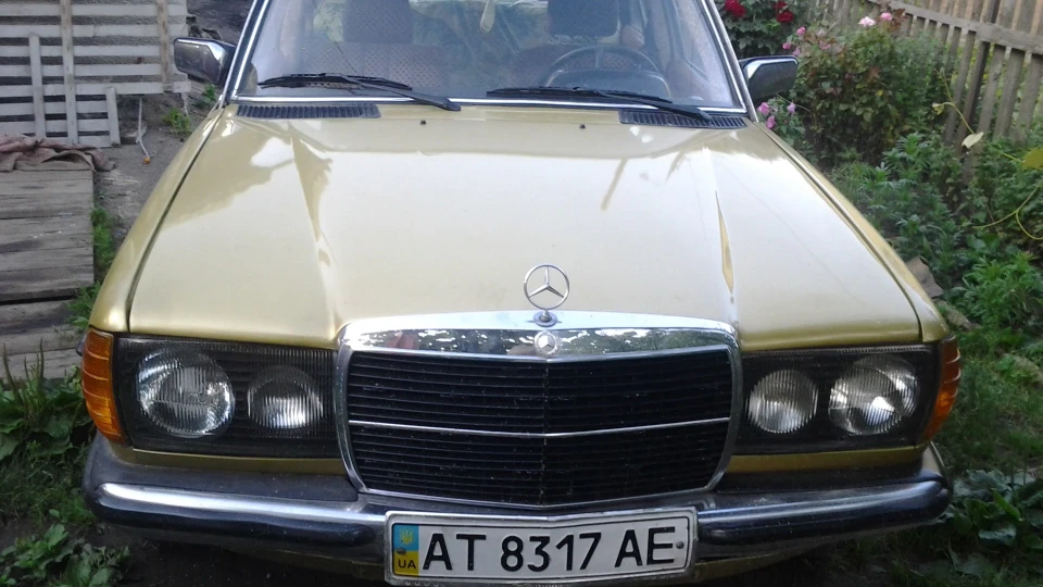 Mercedes-Benz W123 Золотий металік 4