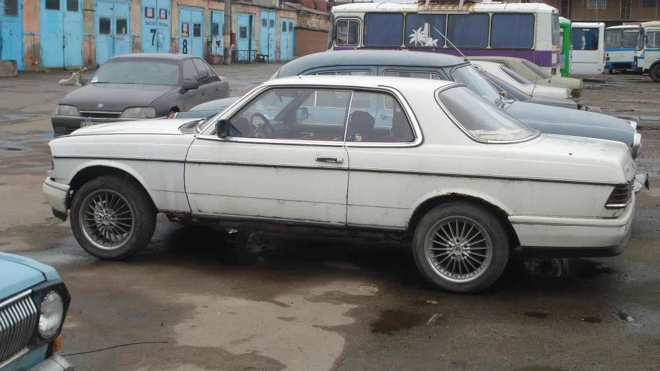 Mercedes-Benz W123 Зомбі 2