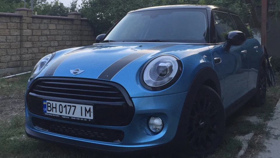 MINI Cooper Чарлік Electric Blue