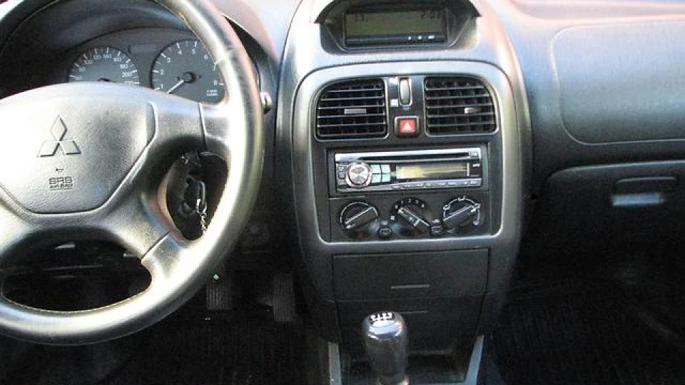 Mitsubishi Carisma 1,6 МТ 3
