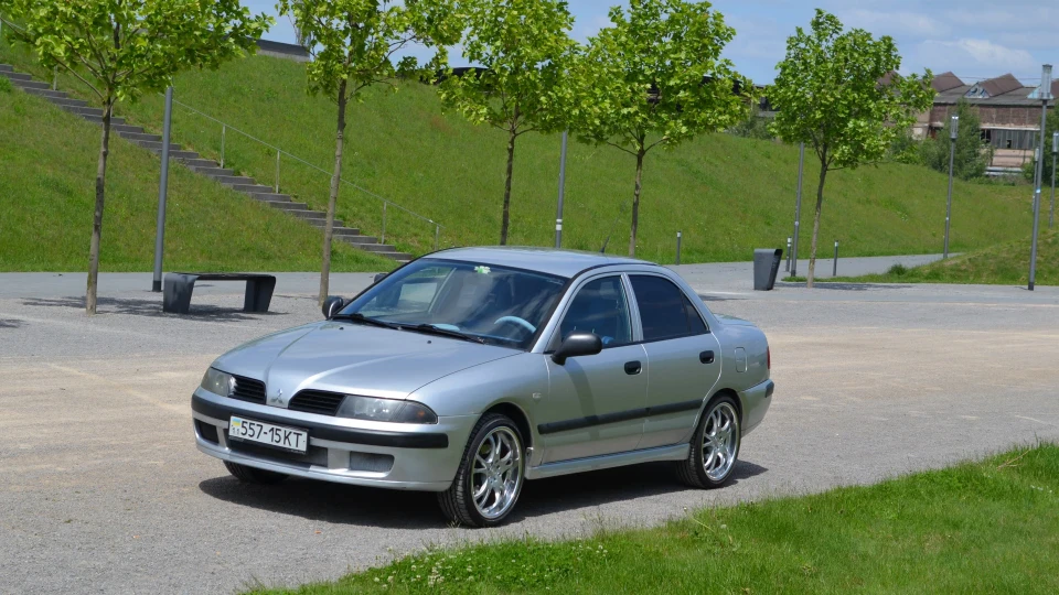 Mitsubishi Carisma 1.6 2