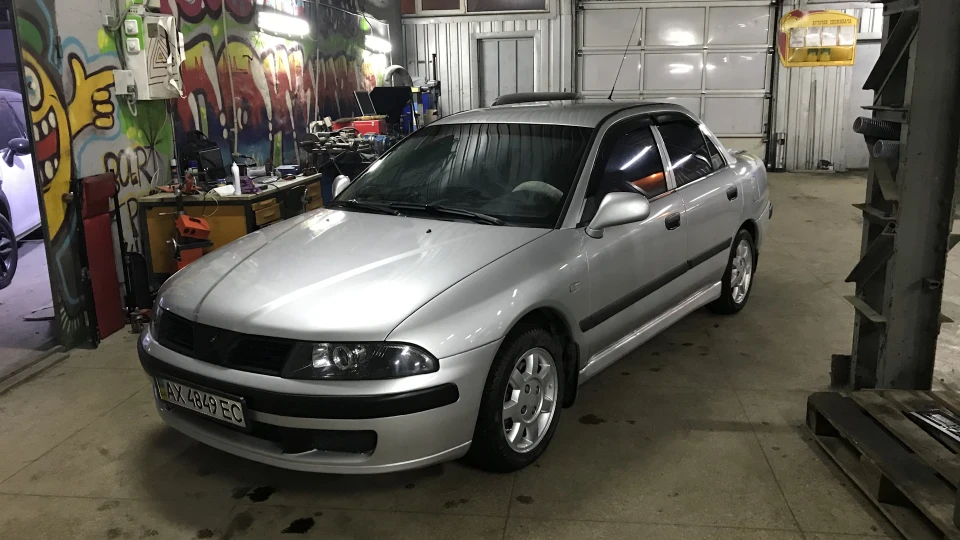 Mitsubishi Carisma Cat's Eye 3