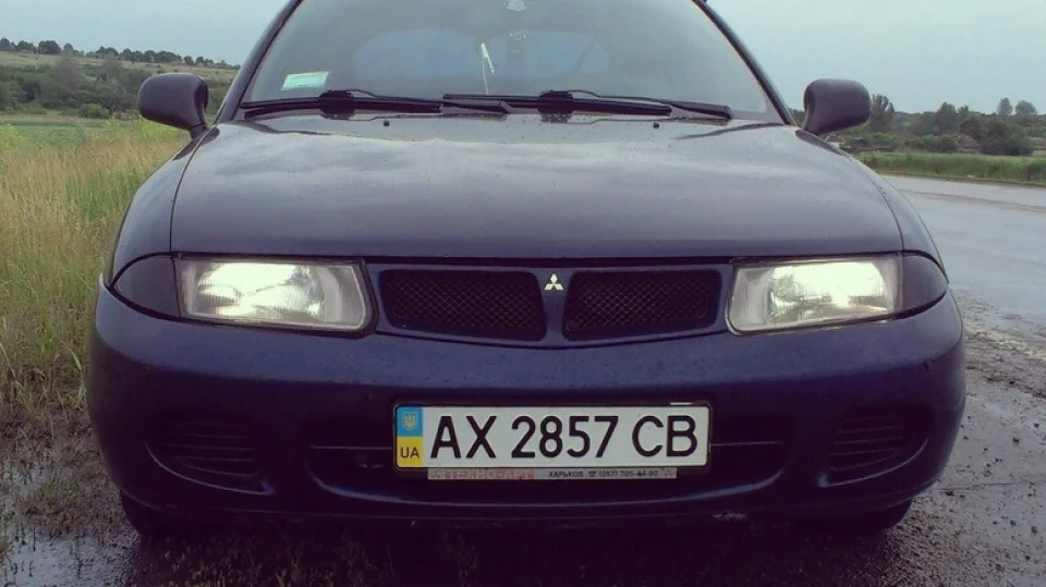 Mitsubishi Carisma GLX 2