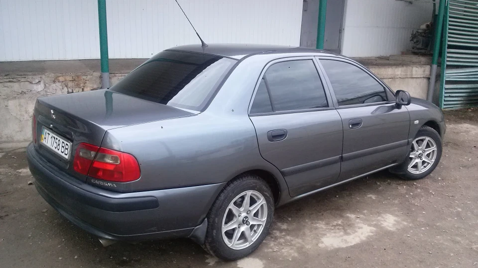 Mitsubishi Carisma мокрий асфальт