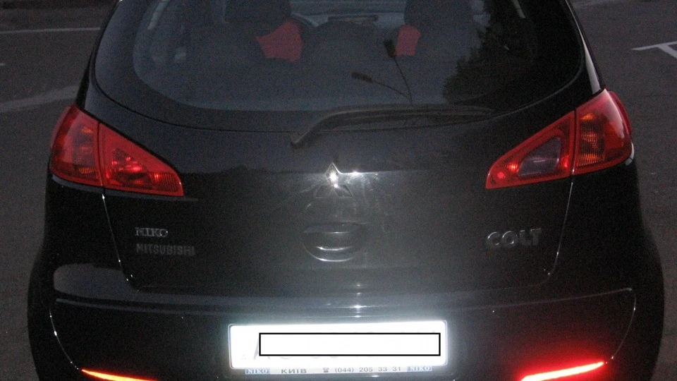 Mitsubishi Colt чорна тридверка 2