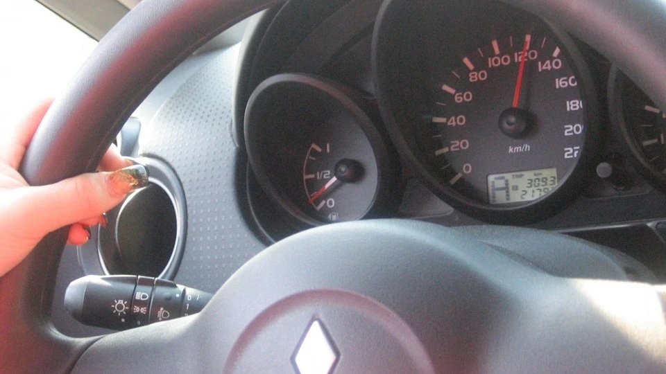 Mitsubishi Colt чорна тридверка 3