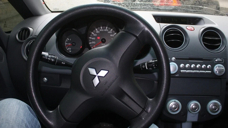 Mitsubishi Colt зелений 2