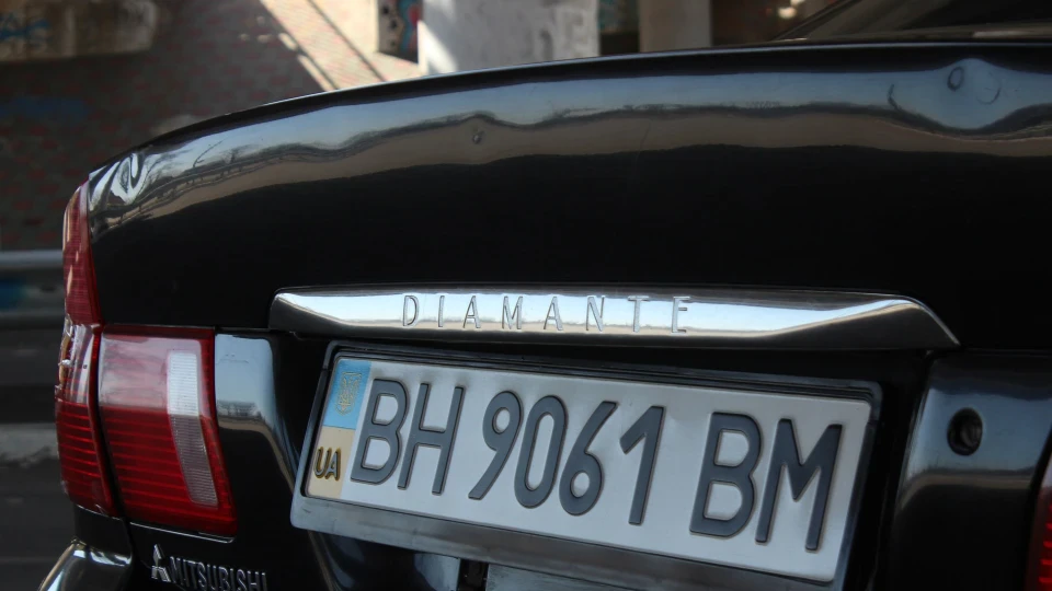 Mitsubishi Diamante 2