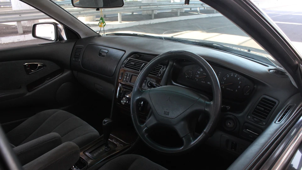 Mitsubishi Diamante 5