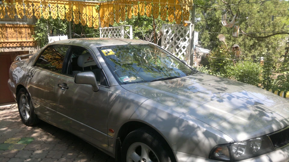 Mitsubishi Diamante 2