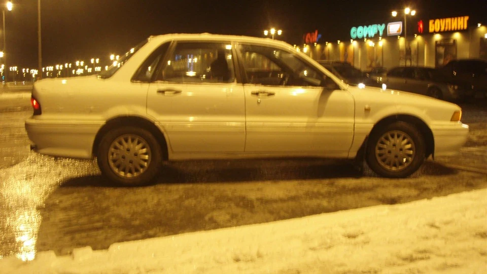 Mitsubishi Galant 1.8 White Metallic 2