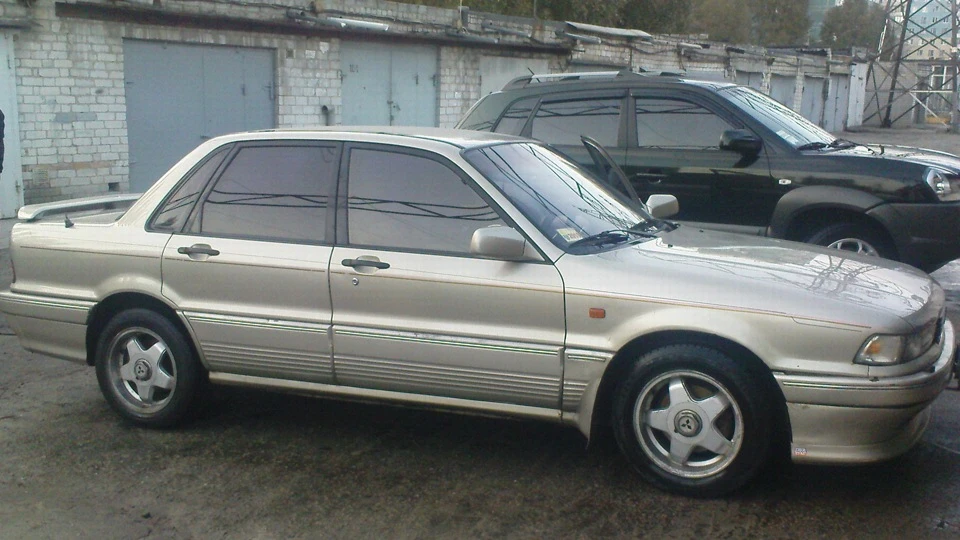 Mitsubishi Galant бежевий