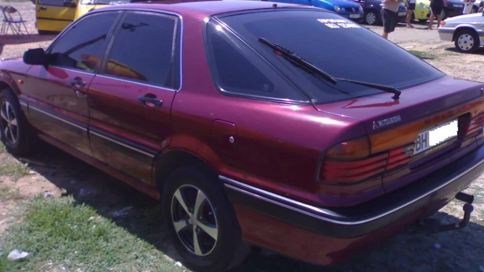 Mitsubishi Galant червоний ведмедик 2