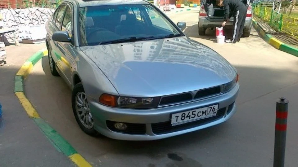 Mitsubishi Galant сріблястий джедай ) 3