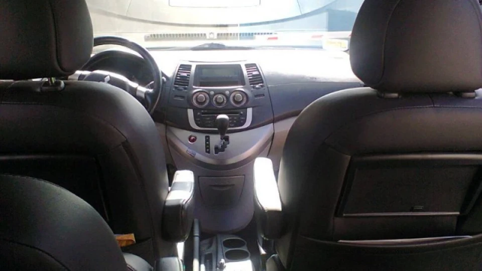 Mitsubishi Grandis 2