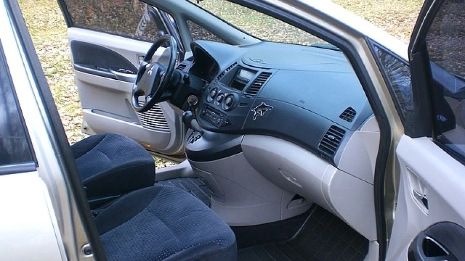 Mitsubishi Grandis 2.4 Sport AT 5