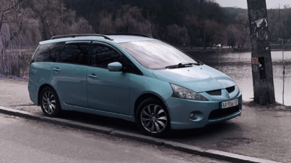 Mitsubishi Grandis Blue Yacht 3