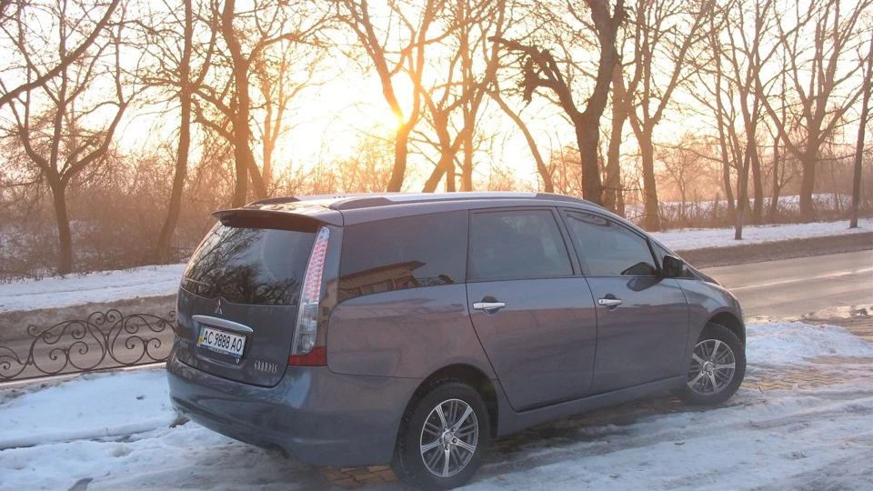 Mitsubishi Grandis Лайнер-мінівен 2