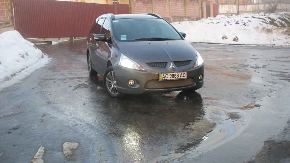 Mitsubishi Grandis Лайнер-мінівен 3