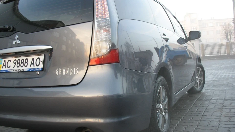 Mitsubishi Grandis Лайнер-мінівен 4