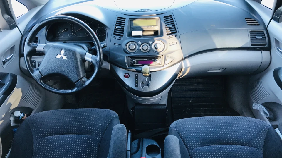 Mitsubishi Grandis Мінівенище 3