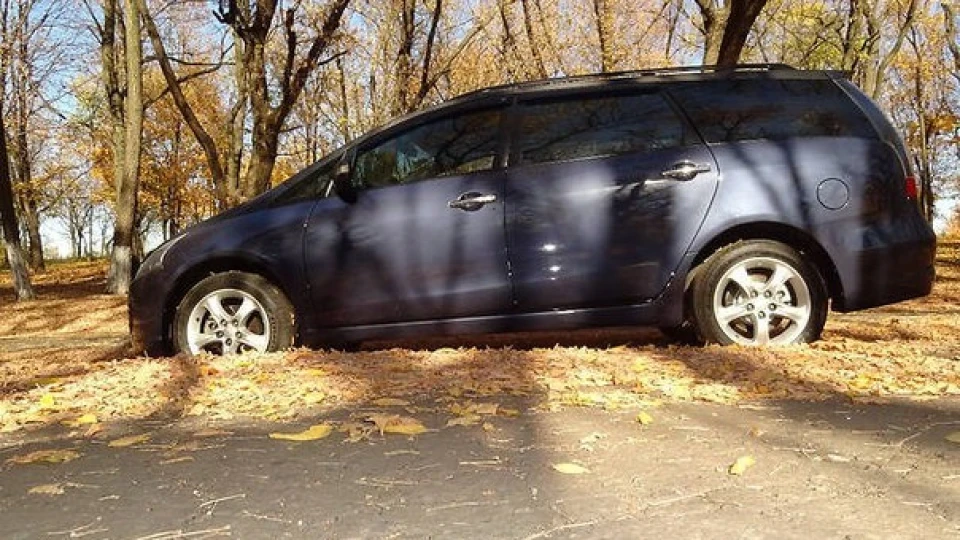 Mitsubishi Grandis синій металік 2.4 3
