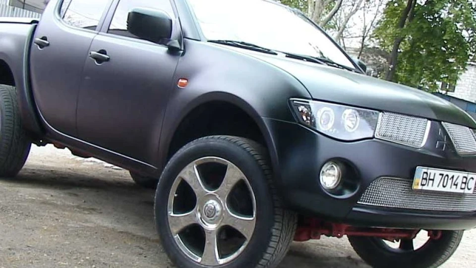 Mitsubishi L200 black&red 5