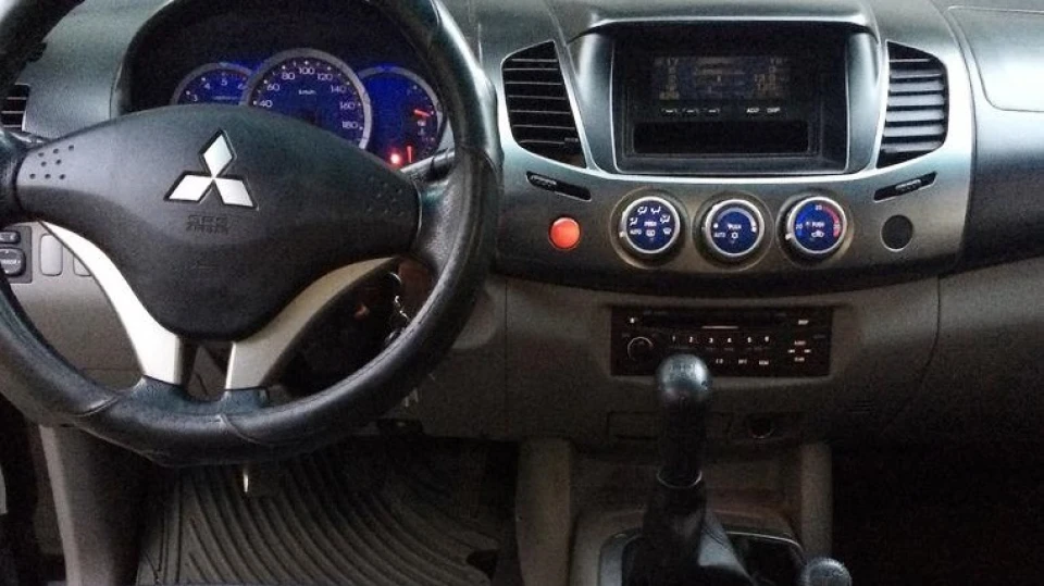 Mitsubishi L200 Чорна діра 2