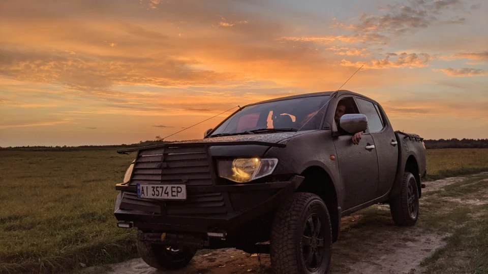 Mitsubishi L200 Чорний-раптор 2