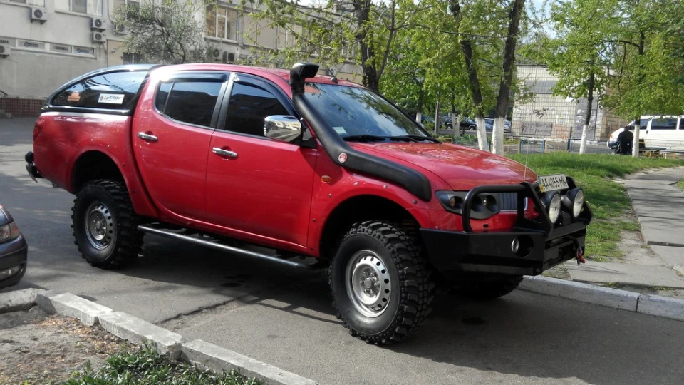 Mitsubishi L200 Червоний зореліт 2