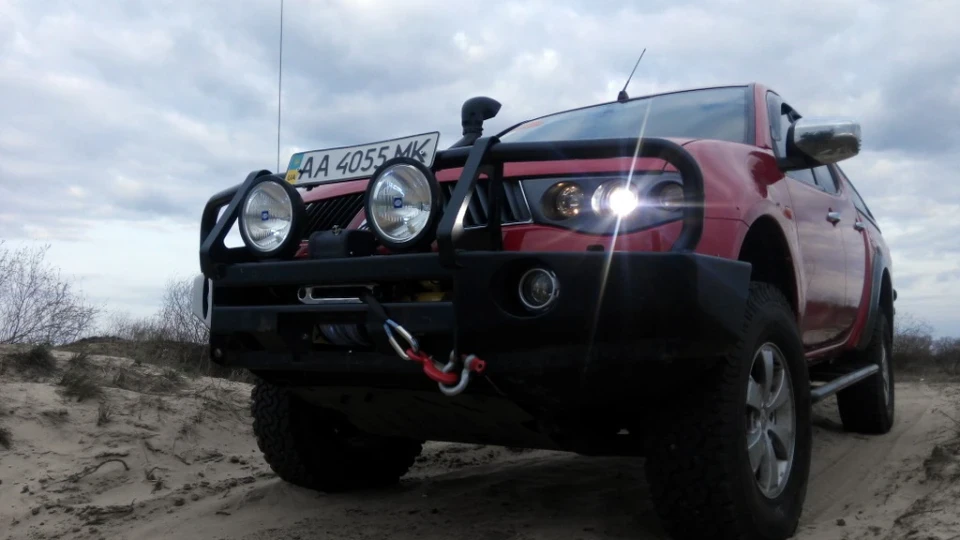 Mitsubishi L200 Червоний зореліт 3