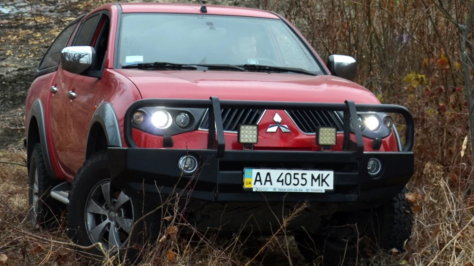 Mitsubishi L200 Червоний зореліт 4