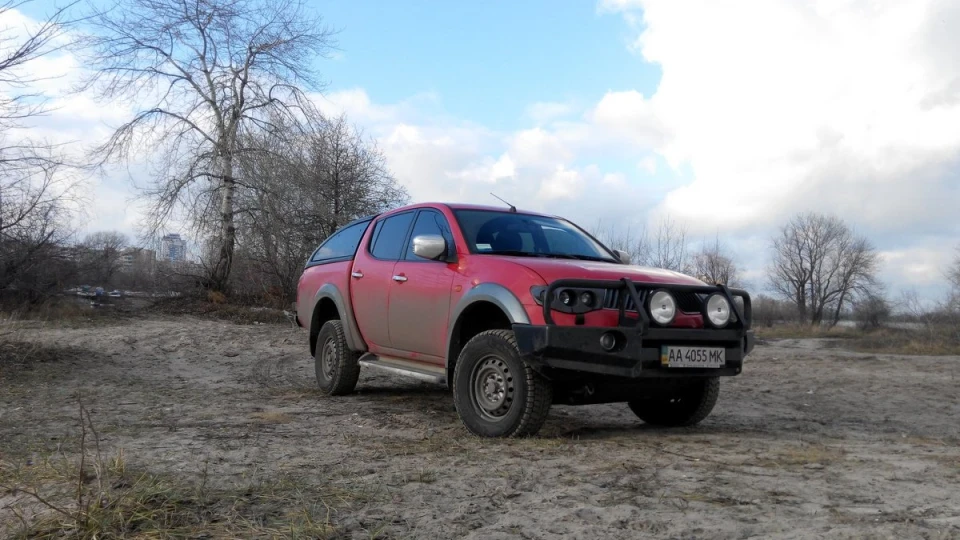 Mitsubishi L200 Червоний зореліт 5