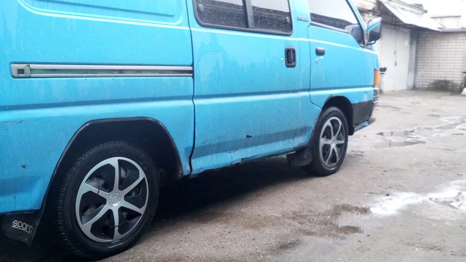 Mitsubishi L300 ялинка 2