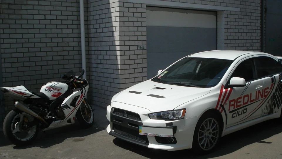 Mitsubishi Lancer Evolution білий 2.0 турбо 2