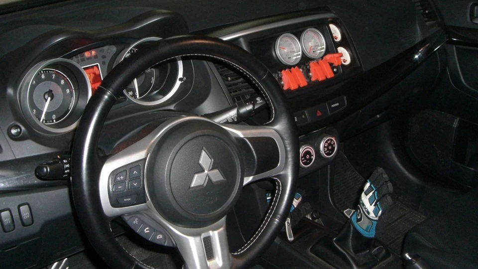 Mitsubishi Lancer Evolution білий 2.0 турбо 4