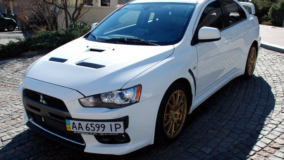 Mitsubishi Lancer Evolution X 4
