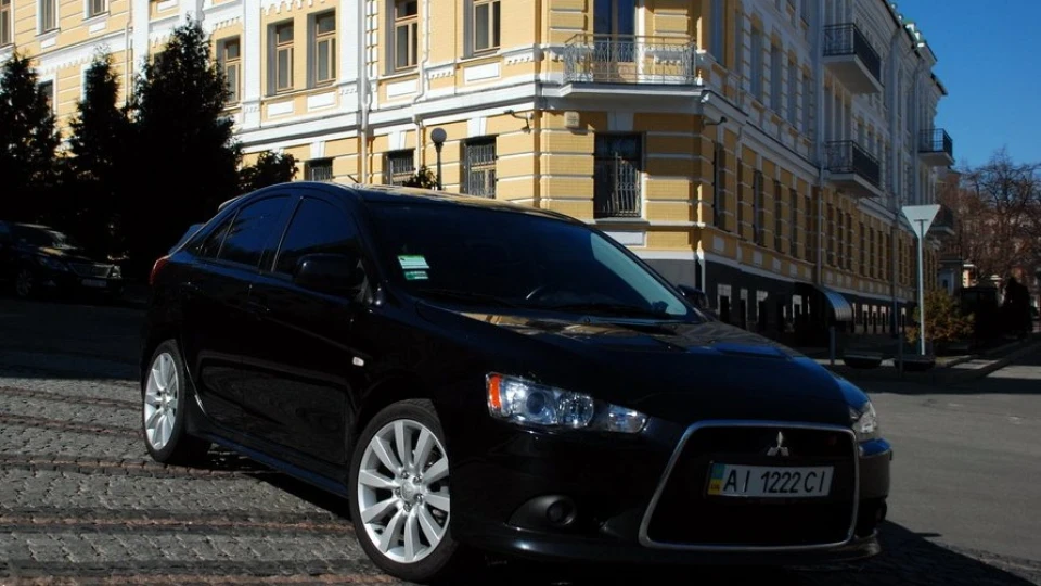 Mitsubishi Lancer Ralliart Black-SportBack 2