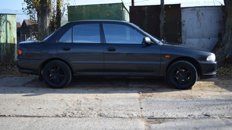 Mitsubishi Lancer 1.3 GLI 4