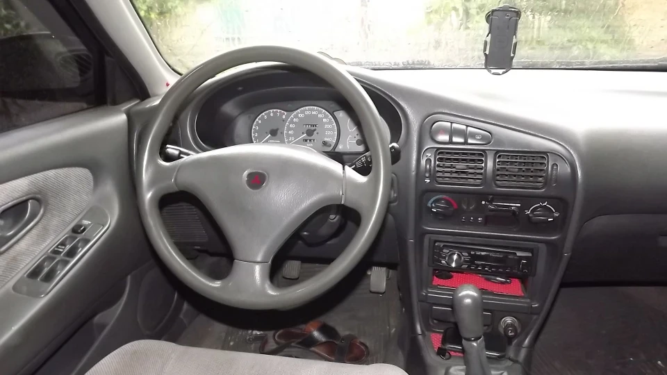 Mitsubishi Lancer 1.6 GLXi 5