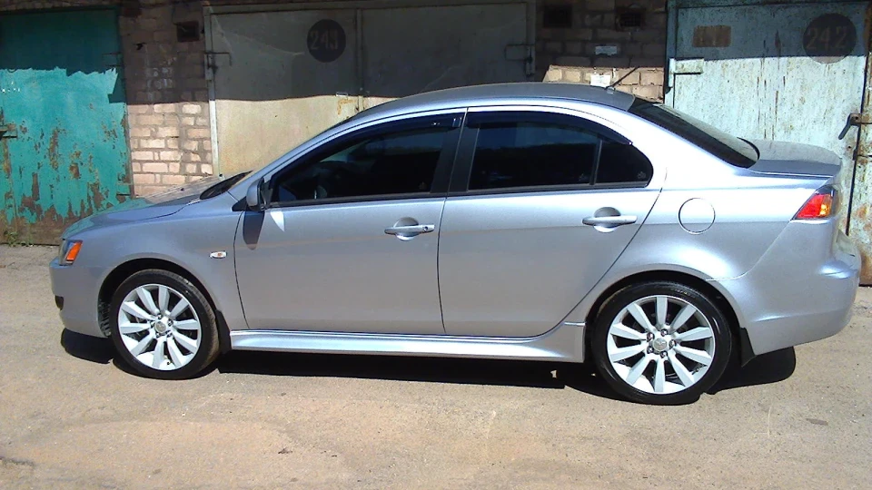 Mitsubishi Lancer 2.0 MT INVITE+ 3