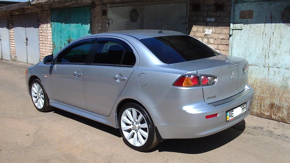 Mitsubishi Lancer 2.0 MT INVITE+ 4