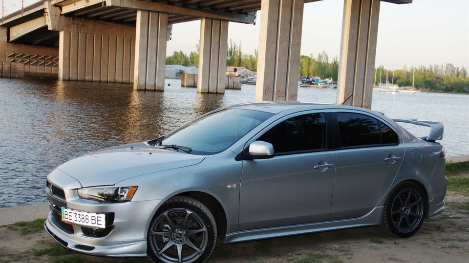 Mitsubishi Lancer 2.0 MT 2