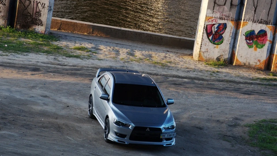 Mitsubishi Lancer 2.0 MT 4