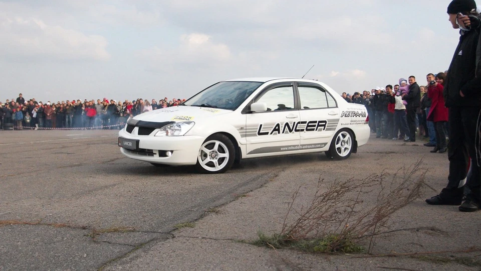 Mitsubishi Lancer Білий, 1,6 МТ 4