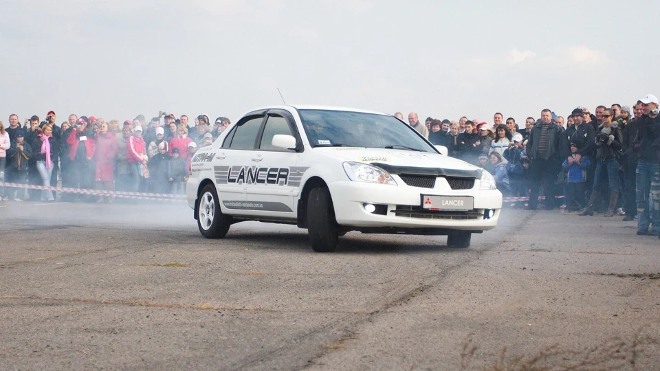 Mitsubishi Lancer Білий, 1,6 МТ 5