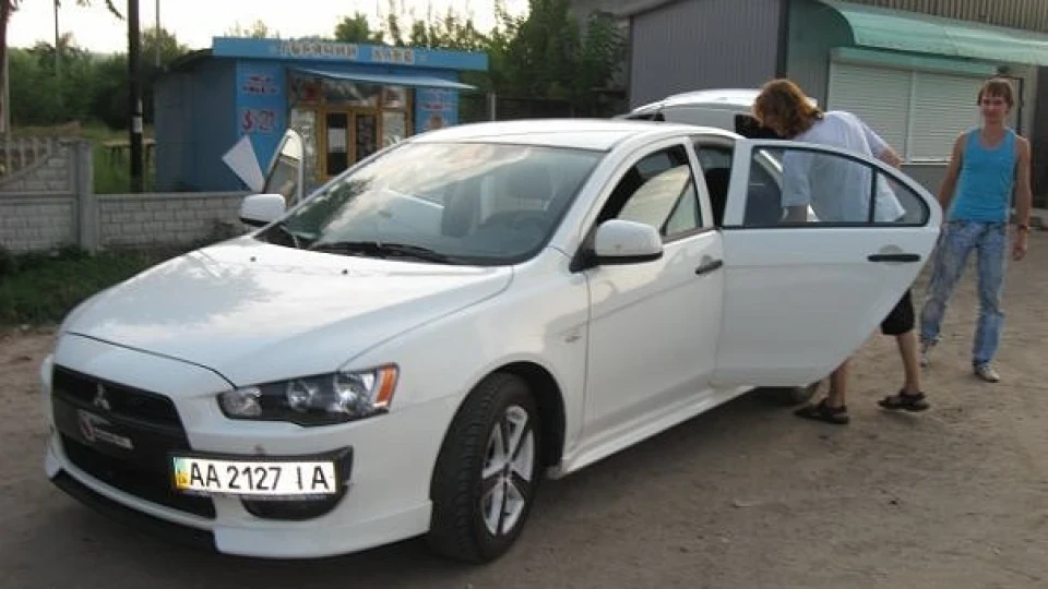 Mitsubishi Lancer білий 2.0 АTM 3