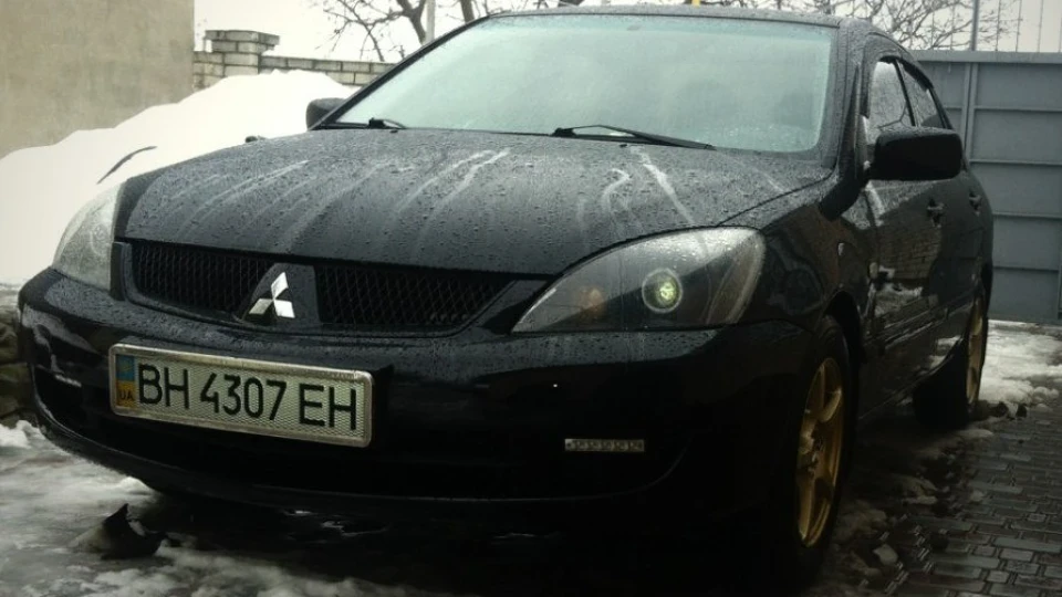 Mitsubishi Lancer black and gold 2