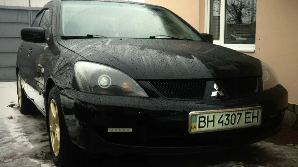Mitsubishi Lancer black and gold 5