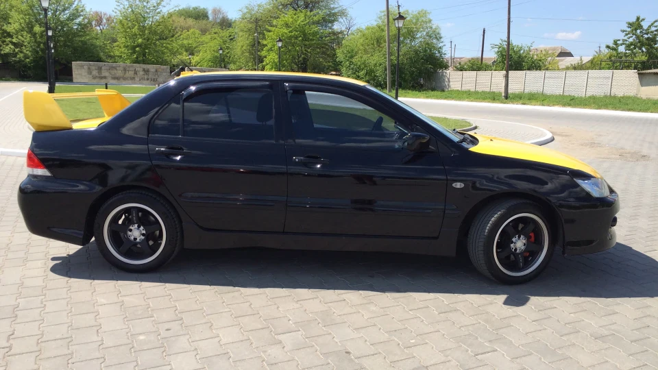 Mitsubishi Lancer Black & Yellow 3